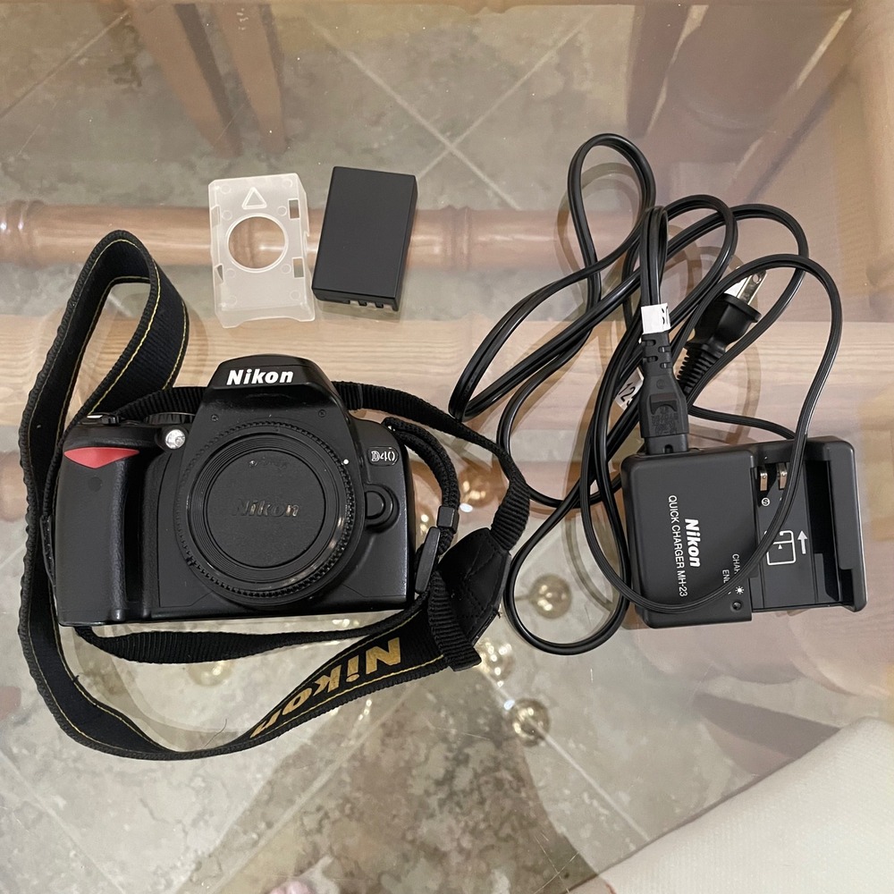 Nikon D40 Digital SLR Camera Body Black with Battery Charger and Strap